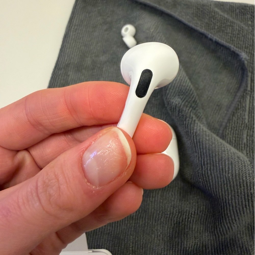 AirPod Pros 1st Gen - Wireless Earbuds with Case - Picture 6 of 14